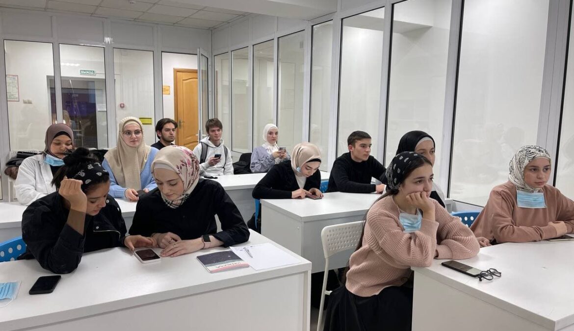 ✅Today was a meeting of the English language club. Specialist of the pedagogical workshop Indira Nanaeva together with the students tested another popular method of learning a foreign language – gamification! 🎮