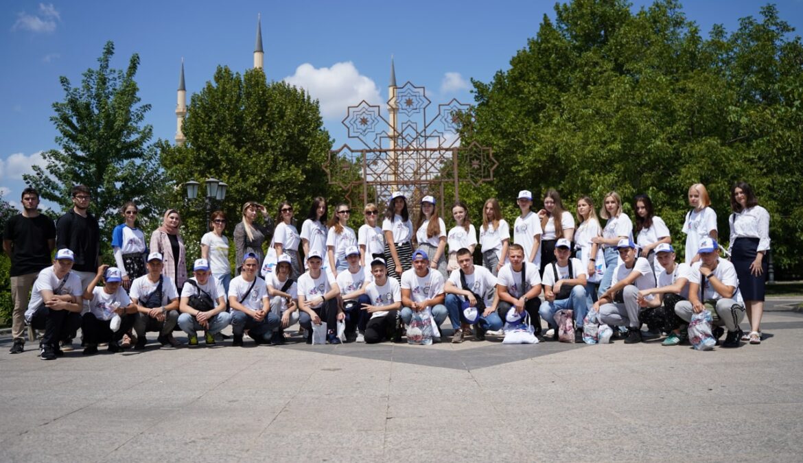 Участникам университетской смены провели пешую экскурсию по городу Грозному