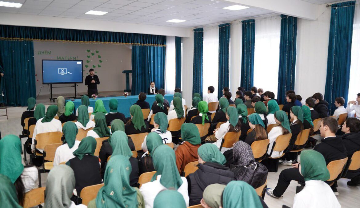В рамках профориентационной работы прошла встреча с учащимися 9-11 классов Курчалоевского района